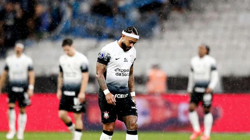 Memphis Depay se colocou sobre a bola em jogo decisivo contra o Palmeiras em 2025.