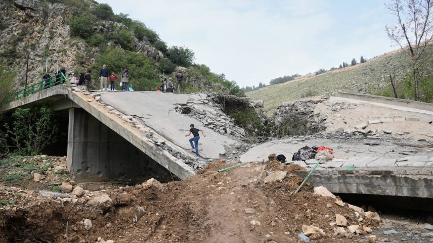 Aliado do Irã, o Hezbollah informou, em comunicado, que seus combatentes dispararam foguetes e drones contra uma instalação militar no norte de Israel “em defesa do Líbano e de seu povo”. (AP Photo/Bilal Hussein) Foto: Bilal Hussein