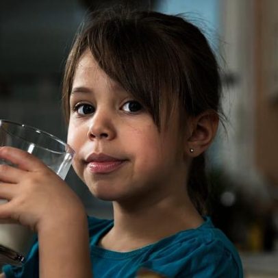 Leite fortificado pode influenciar o cérebro infantil, aponta estudo