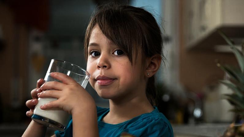 Leite fortificado pode acelerar o raciocínio infantil. (Foto: Kzenon via Canva)