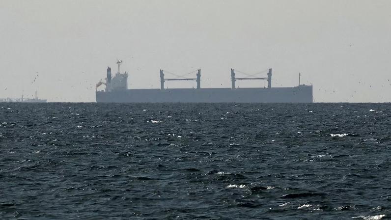 Navio de carga no Golfo, perto do Estreito de Ormuz