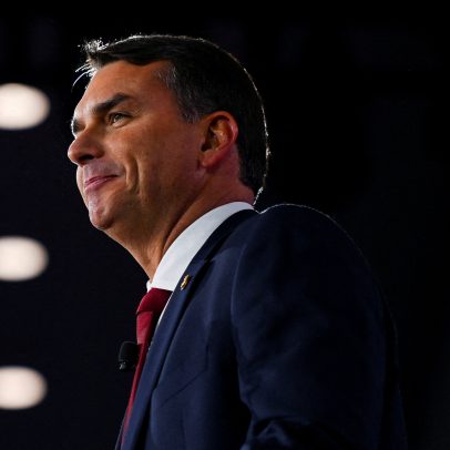 Flávio Bolsonaro viaja com família para Flórida e Rio em jatinhos de empresários