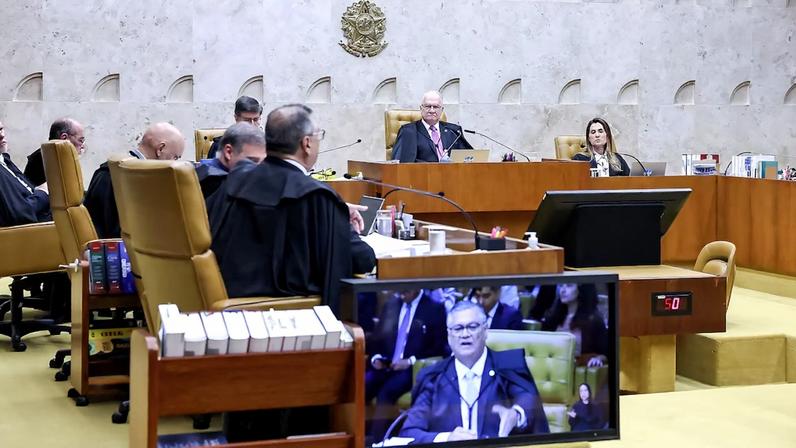 Dino afirma que 'mudanças superficiais, assentadas em slogans fáceis, ou de caráter puramente retaliatório não fortalecem o Brasil', em referência à proposta de Fachin