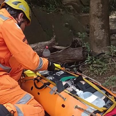 Mulher é resgatada após queda de 10 metros em cachoeira de Brumadinho