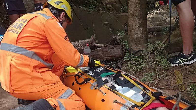 Mulher é resgatada após queda de 10 metros em cachoeira de Brumadinho