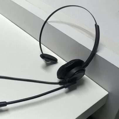 Funcionária de call center ameaça superiores com caco de vidro após demissão