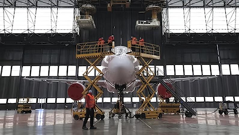 Tareas de mantenimiento de uno de los A320 de Iberia en un hangar de La Muñoza, junto al aeropuerto de Madrid-Barajas.