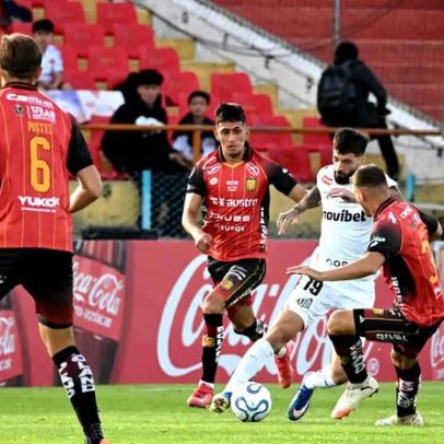Santos perde para Deportivo Cuenca com gol olímpico em jogo na altitude