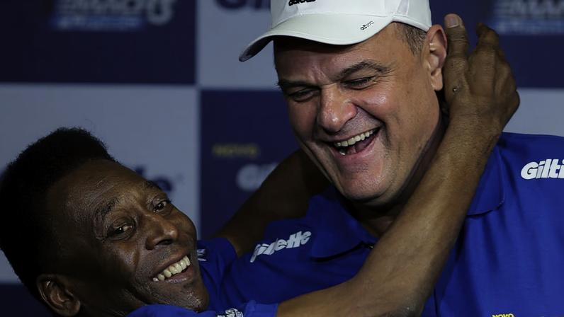 Pelé e Oscar. O melhor jogador de basquete do Brasil amava futebol. Torceu para o Santos, depois se apaixonou pelo Corinthians e pelo Flamengo