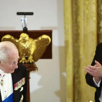 Charles III diz que EUA falariam francês sem a Inglaterra; Macron comenta