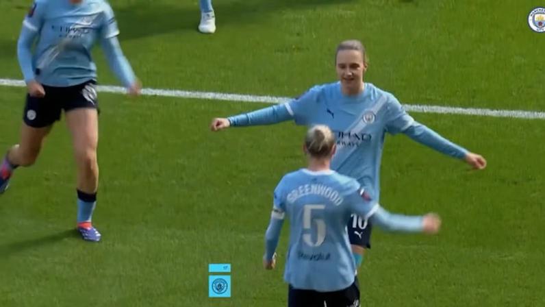 Miedema faz dois, Man City vence derby por 3-0