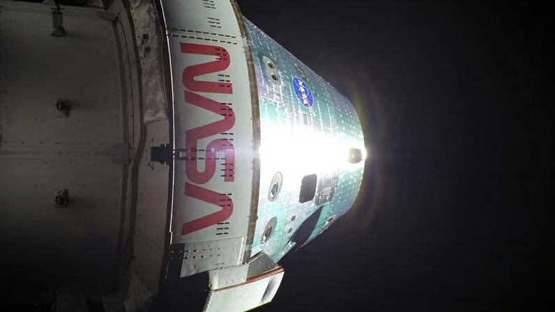A nave Orion da NASA foi registrada por câmeras nos painéis solares durante descanso da tripulação (Imagem: NASA)