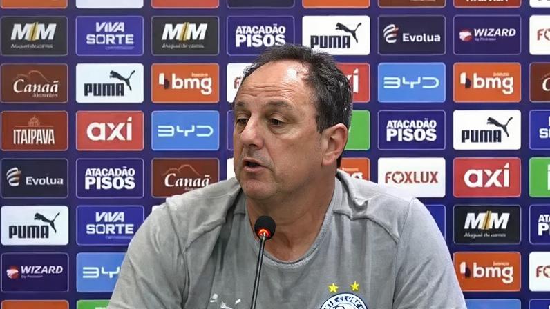 Rogério Ceni dando entrevista após jogo