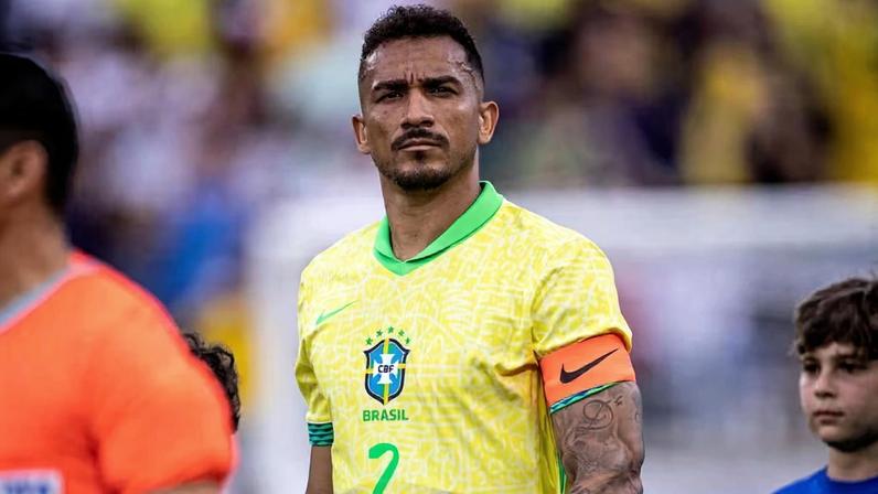 Primeiro convocado para a Copa, Danilo iguala Neymar em jogos