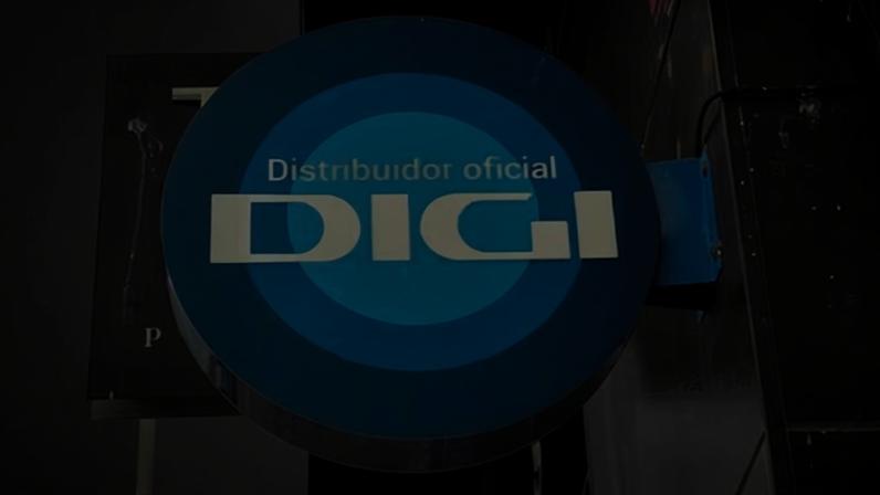 Cartel con el logo de Digi en una tienda de la marca en Madrid.