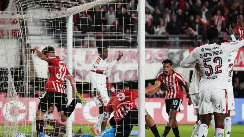 Guido Carrillo empatou para o Estudiantes após Luiz Araújo abrir o placar para o Flamengo. Foto: Gustavo Garello/AP