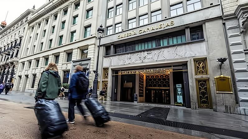Una de las entradas al espacio comercial Galería Canalejas, en el centro de Madrid.