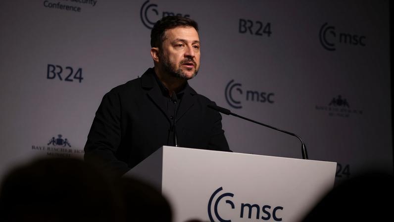 O presidente da Ucrânia, Volodymyr Zelensky, fala durante a Conferência de Segurança de Munique, na Alemanha - 14/02/2026 (Foto: REUTERS/Liesa Johannssen)