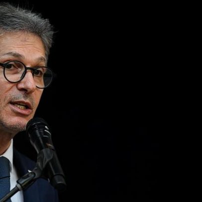 Zema cobra coragem contra STF em cerimônia da Inconfidência