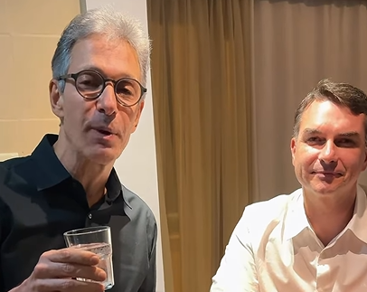 Zema faz brincadeira e convida Flávio Bolsonaro para vice