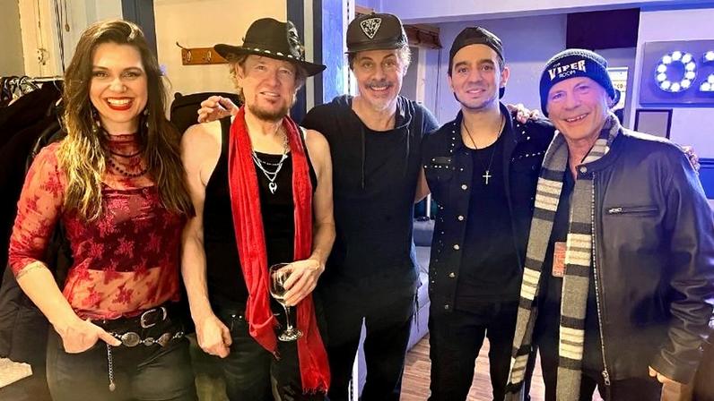 A banda Smith/Kotzen, com Adrian Smith, do Iron Maiden, conta com o brasileiro Bruno Valverde na bateria e recentemente recebeu Bruce Dickinson