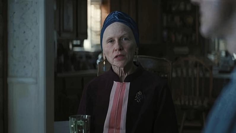 Amy Madigan como Tia Gladys em "A Hora do Mal"