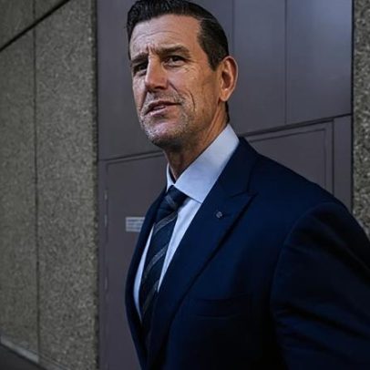Soldado australiano mais condecorado recebe fiança por crime de guerra