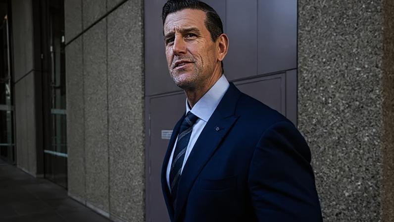 Soldado australiano mais condecorado recebe fiança por crime de guerra