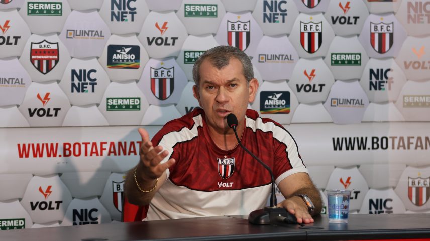 Cláudio Tencati, técnico do Botafogo-SP — Foto: João Victor Cristovão / Agência Botafogo