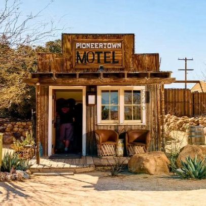Público de arte comparece à High Desert Art Fair