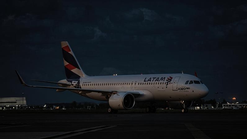 Depois da decolagem, o avião rodou em círculos próximo da capital paulista; na imagem, aeronave da Latam