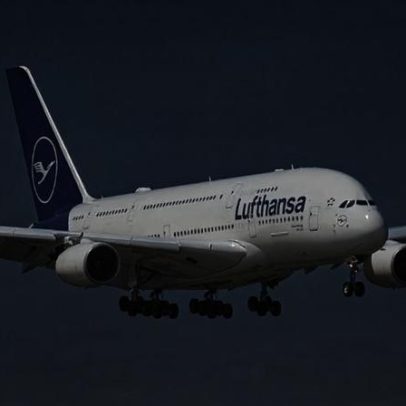 Conflito leva aéreas a cancelar milhares de voos para economizar combustível