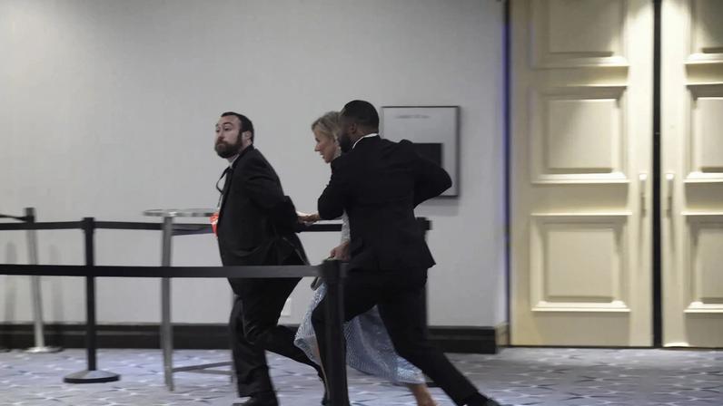 Após disparos durante o jantar da Associação dos Correspondentes da Casa Branca, Serviço Secreto evacuou Hotel Washington Hilton no sábado (25), (Foto: EFE/EPA/Yuri Gripas)