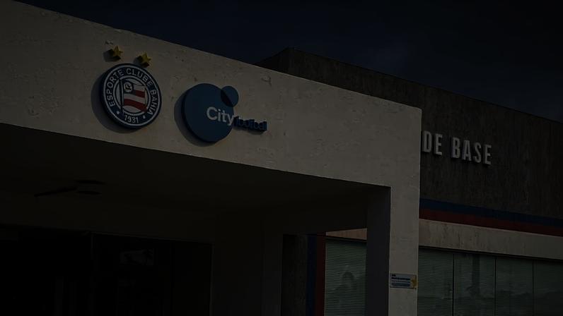 Marca do Grupo City agora divide espaço com o símbolo do Bahia na entrada da Cidade Tricolor — Foto: Reprodução / Redes Sociais
