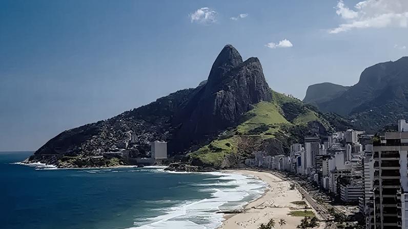 Polícia troca tiros com gangue de favela prende 200 turistas no morro