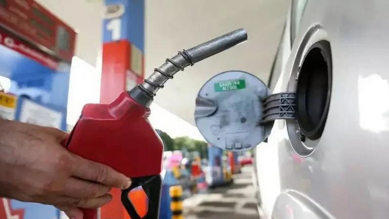 Analistas veem queda do petróleo como insuficiente para baratear combustível ao consumidor