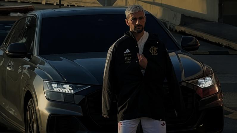 Arrascaeta desembarca com o Flamengo e vai direto para hospital onde fará cirurgia