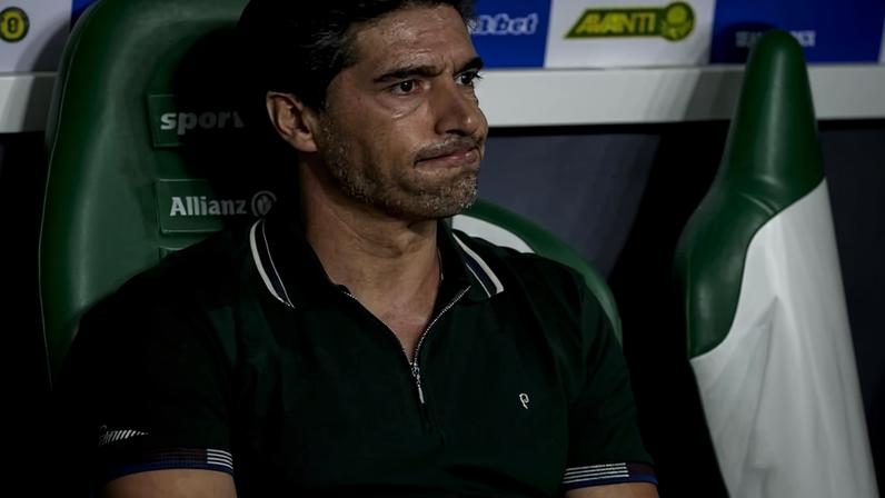 Abel Ferreira sentado no banco durante Palmeiras x Mirassol