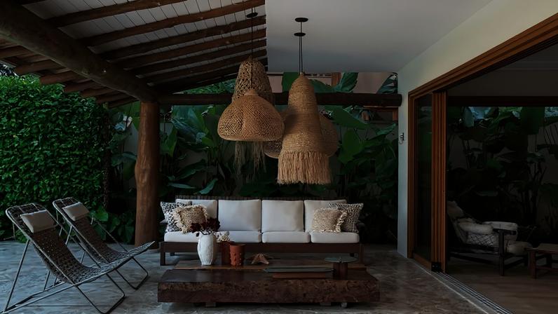 Plantas, móveis brasileiros e texturas naturais predominam em casa litorânea