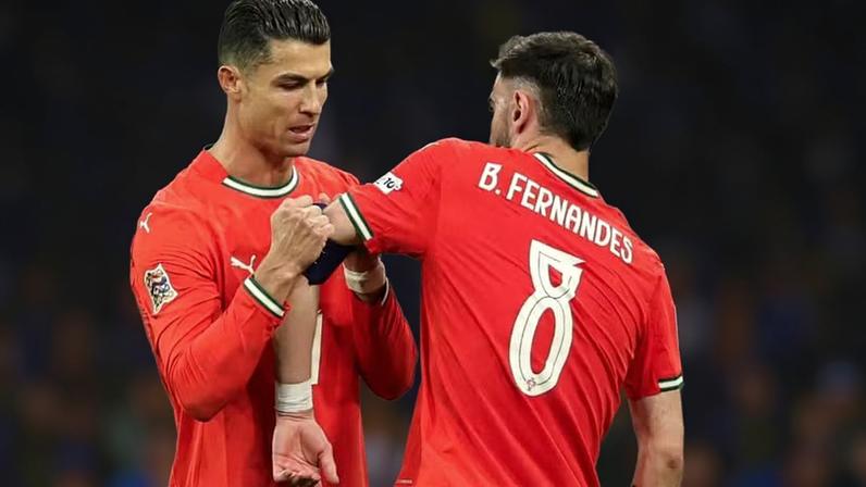 Cristiano Ronaldo e Bruno Fernandes em jogo contra a Espanha válido pela Nations League