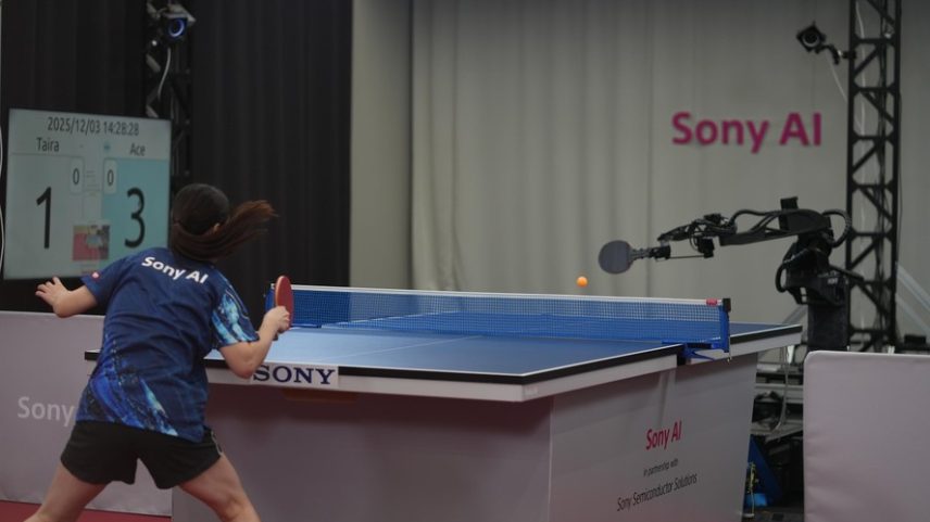 A mesatenista japonesa Minami Ando disputa partida contra o robô ACE, da Sony — Foto: Sony AI