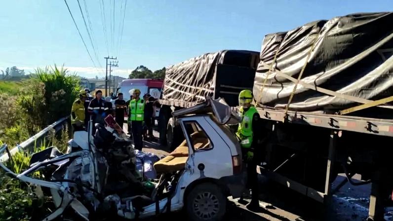 Foto colorida de carro após acidente com carreta - Metrópoles