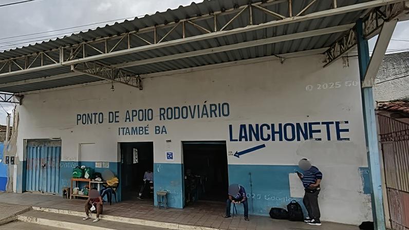 Ônibus teria perdido o controle e invadido a área de espera dos passageiros