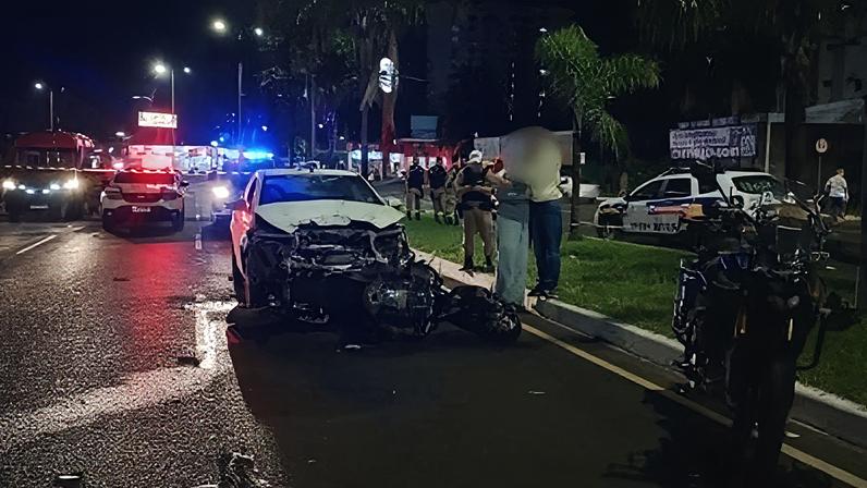 De acordo com o relato da motorista, ela teria se distraído no volante ao mexer no celular e não percebeu a presença dos militares