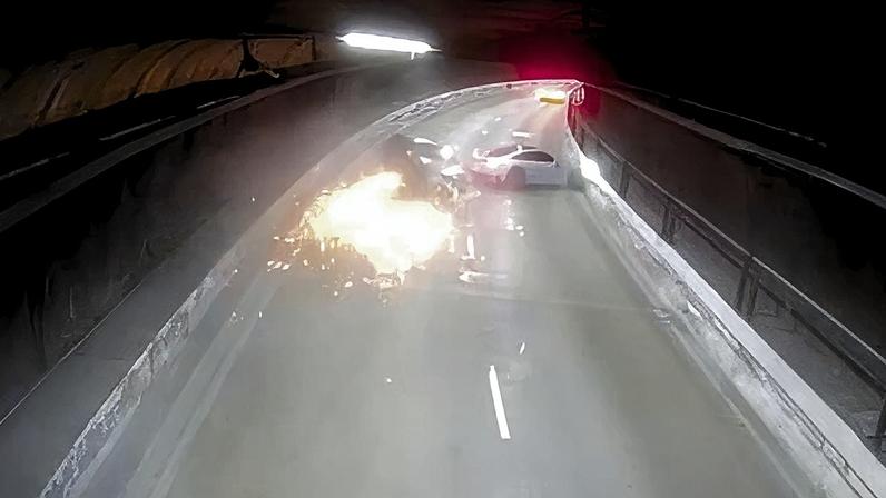 Acidente ocorreu na madrugada desta segunda-feira (13)