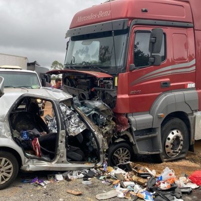 Seis membros de uma mesma família morrem em colisão entre carro e carreta em MG