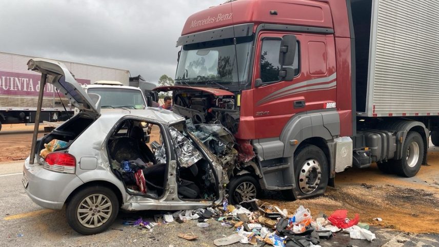 Carro e carreta bateram de frente — Foto: Divulgação