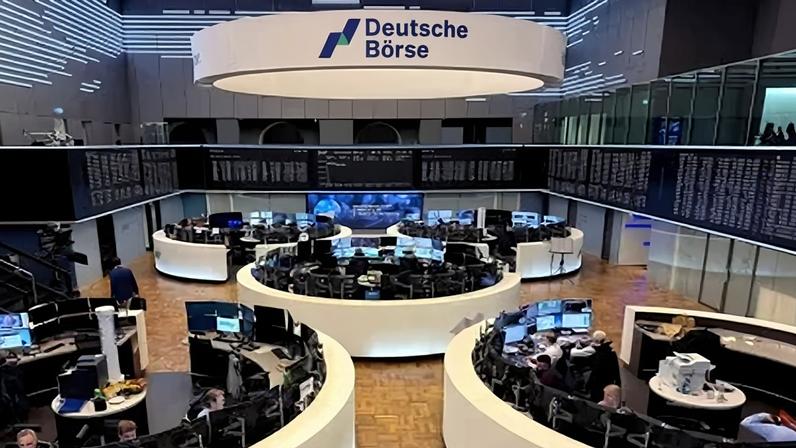 Gráfico do índice de preços de ações alemão DAX retratado na bolsa de valores em Frankfurt, na Alemanha, em 8 de abril de 2026