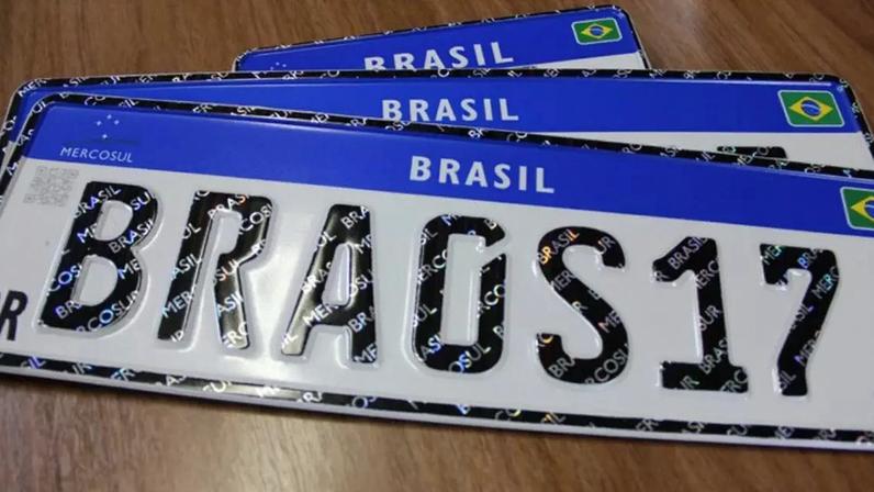 No momento, o modelo utilizado no Brasil é o da Placa Mercosul -- que padroniza a identificação dos veículos do Brasil, Argentina, Paraguai, Uruguai e Venezuela