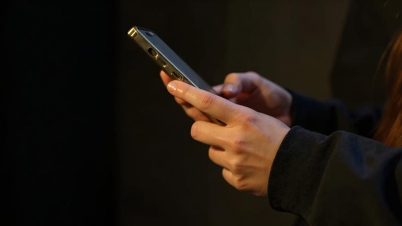 Justiça determina que Amazon pare de vender celulares irregulares no Brasil